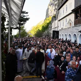Патријарх српски г. Порфирије на празник Светог Василија Острошког богослужио у Горњем манастиру Острогу