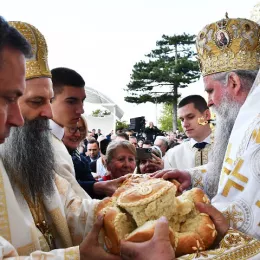 Патријарх српски г. Порфирије на празник Светог Василија Острошког богослужио у Горњем манастиру Острогу