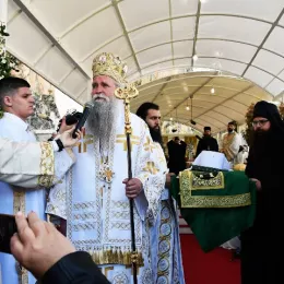 Патријарх српски г. Порфирије на празник Светог Василија Острошког богослужио у Горњем манастиру Острогу