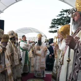 Патријарх српски г. Порфирије на празник Светог Василија Острошког богослужио у Горњем манастиру Острогу