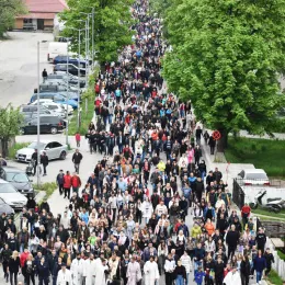 Ђурђевданска литија кроз Беране: Народ се скупља око Христа, у истим литијама, настављајући континуитет и однос са Богом, узлазећи у вишњи Јерусалим душом својом