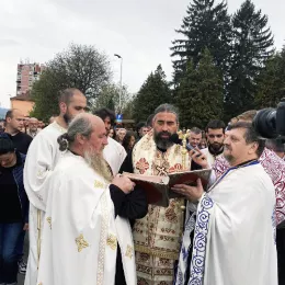 Ђурђевданска литија кроз Беране: Народ се скупља око Христа, у истим литијама, настављајући континуитет и однос са Богом, узлазећи у вишњи Јерусалим душом својом