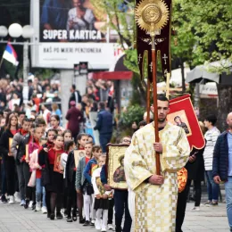 Ђурђевданска литија кроз Беране: Народ се скупља око Христа, у истим литијама, настављајући континуитет и однос са Богом, узлазећи у вишњи Јерусалим душом својом