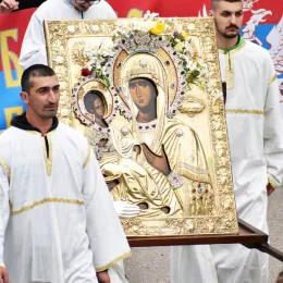 Ђурђевданска литија кроз Беране: Народ се скупља око Христа, у истим литијама, настављајући континуитет и однос са Богом, узлазећи у вишњи Јерусалим душом својом