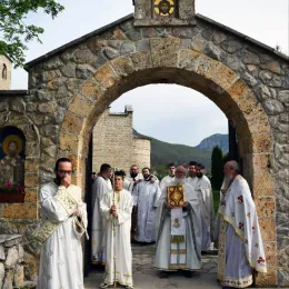 Ђурђевданска литија кроз Беране: Народ се скупља око Христа, у истим литијама, настављајући континуитет и однос са Богом, узлазећи у вишњи Јерусалим душом својом