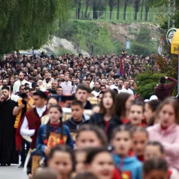 Ђурђевданска литија кроз Беране: Народ се скупља око Христа, у истим литијама, настављајући континуитет и однос са Богом, узлазећи у вишњи Јерусалим душом својом