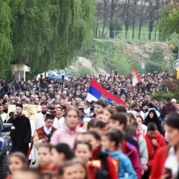 Ђурђевданска литија кроз Беране: Народ се скупља око Христа, у истим литијама, настављајући континуитет и однос са Богом, узлазећи у вишњи Јерусалим душом својом