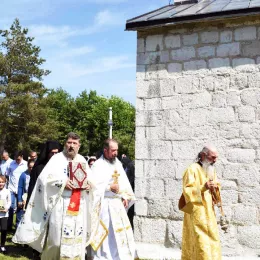 Молитвено сабрање у древној светињи у Грахову