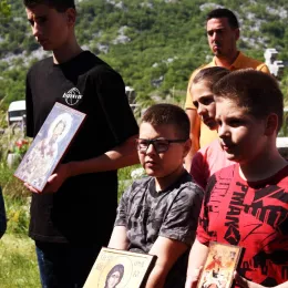 Молитвено сабрање у древној светињи у Грахову