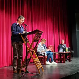 Фототипија часописа Уметност из 1971. године, посвећеног одбрани Његошеве Капеле на Ловћену, промовисана у Никшићу