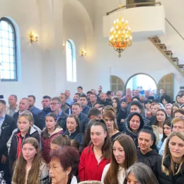 Архијерејска Литургија и дочек моштију светог Владике Николаја Велимировића у Његњеву