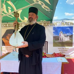 Архијерејска Литургија и дочек моштију светог Владике Николаја Велимировића у Његњеву