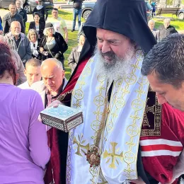 Архијерејска Литургија и дочек моштију светог Владике Николаја Велимировића у Његњеву