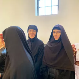 Архијерејска Литургија и дочек моштију светог Владике Николаја Велимировића у Његњеву