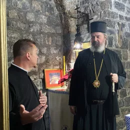 Епископ Исихије посјетио древне светиње у Бијелом Пољу