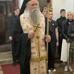 Митрополит Јоаникије служио помен пострадалима у ОШ “Владислав Рибникар”