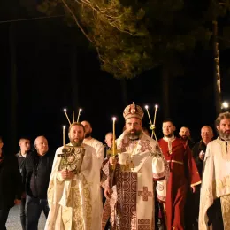 Пасхално јутрење и поноћна Литургија у храму Светог Василија Острошког у Никшићу