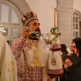 Пасхално јутрење и поноћна Литургија у храму Светог Василија Острошког у Никшићу