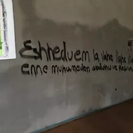 Оскрнављена српска православна црква код Пећи