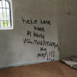 Оскрнављена српска православна црква код Пећи