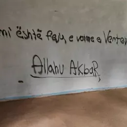 Оскрнављена српска православна црква код Пећи