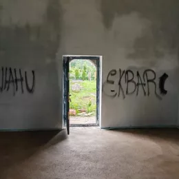 Оскрнављена српска православна црква код Пећи