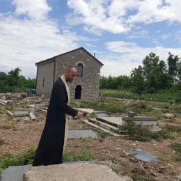 Оскрнављена српска православна црква код Пећи