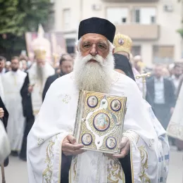 Величанствена литија, у част Светог Василија Острошког, прошла кроз Никшић