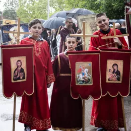 Величанствена литија, у част Светог Василија Острошког, прошла кроз Никшић