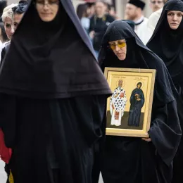 Величанствена литија, у част Светог Василија Острошког, прошла кроз Никшић