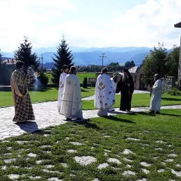 Литургија у Ђурђевим Ступовима на празник Светих Вртоломеја и Варнаве