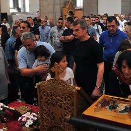 Литургија крај моштију Светог Нектарија Егинског