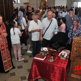 Литургија крај моштију Светог Нектарија Егинског