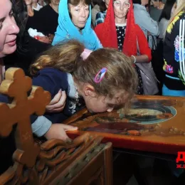 Литургија крај моштију Светог Нектарија Егинског