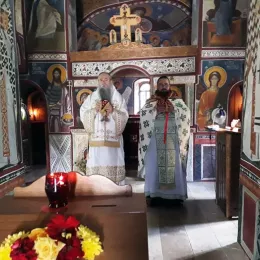 Света архијерејска литургија у Подмалинском