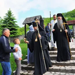 Уочи прослављања великих јубилеја СПЦ служена Литургија у Пивском манастиру