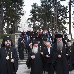 Представљена књига „Свјетлост свијетли у тами“ Епископа Јоаникија: „Свједочанство обновитељског труда и буђење памћења“