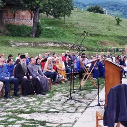 На Видовданском пјесничком бденију Владика Јоаникије поручио: Одбранићемо наше светиње, одбранићемо завештања