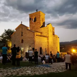 На Видовданском пјесничком бденију Владика Јоаникије поручио: Одбранићемо наше светиње, одбранићемо завештања