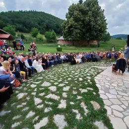 На Видовданском пјесничком бденију Владика Јоаникије поручио: Одбранићемо наше светиње, одбранићемо завештања