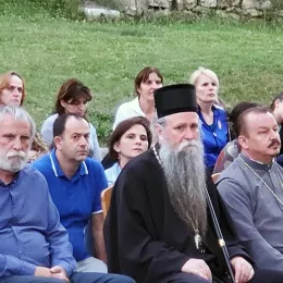 На Видовданском пјесничком бденију Владика Јоаникије поручио: Одбранићемо наше светиње, одбранићемо завештања