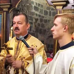 Отац Дарко Пејић послије изјаве у полицији: Останимо сабрани до краја – до Христове побједе!  Архијерејски намјесник бјелопољски протојереј-ставрофор Дарко Пејић саслушан је јутрос у Центру безбједности Бијело Поље, одговарајући на позив који му је синоћ након 22 сата уручила полиција послије молебна за одбрану светиња који је служен у бјелопољској Цркви Светих Петра и Павла.  “Добио сам позив иако сам и синоћ и јутрос нагласио инспектору да ја нисам подносилац пријаве за овај скуп, нити сам у бесједи позив