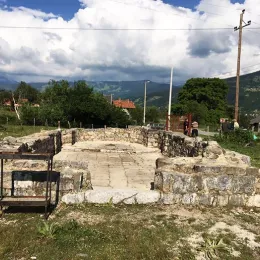 Храм Светог Василија Острошког у Мартиновићима, код Гусиња, на удару неразумних