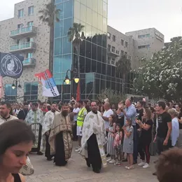 Владика Јоаникије предводио литију у Будви