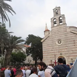 Владика Јоаникије предводио литију у Будви