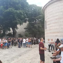 Владика Јоаникије предводио литију у Будви