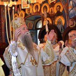 Митрополит Јоаникије богослужио у острошкој светињи