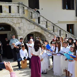 Митрополит Јоаникије богослужио у острошкој светињи