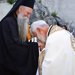 Митрополит Јоаникије богослужио у острошкој светињи