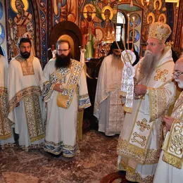 Митрополит Јоаникије богослужио у острошкој светињи